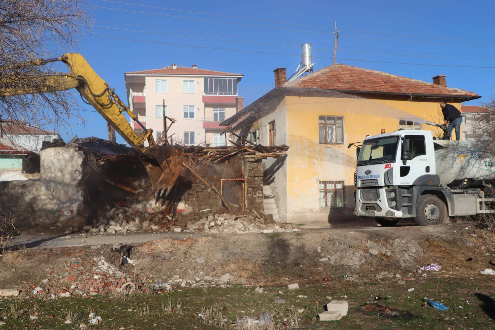 Ereğli Belediyesi Tehlike Arz Eden Yapıları Ortadan Kaldırıyor