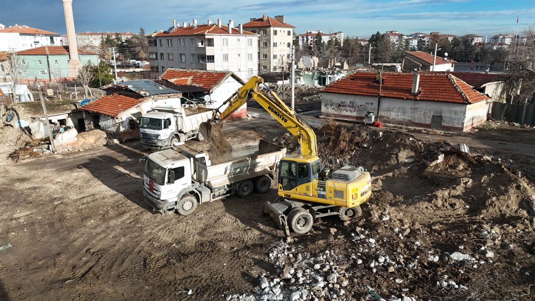 Ereğli'de Vatandaşların Güvenliği İçin Metruk Binalar Yıkılıyor